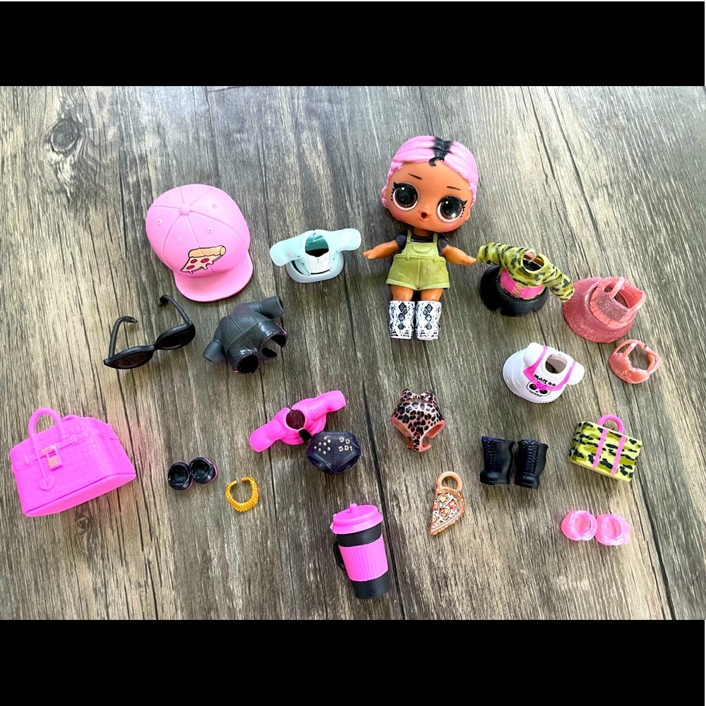 LOL Surprise Doll Jet Set QT Glam Club